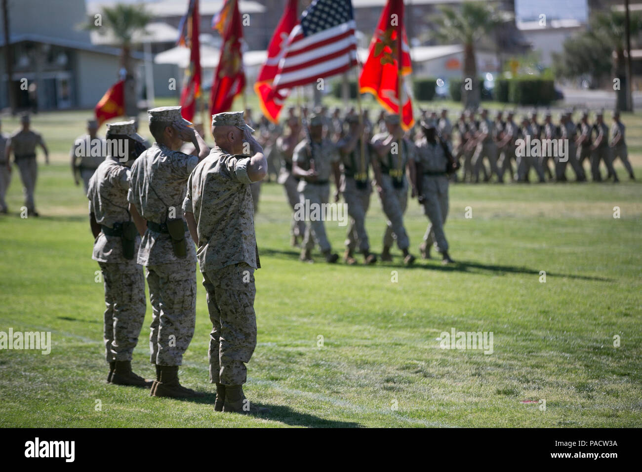Au cours de la cérémonie de soulagement et de nomination du 7e régiment de Marines, les sergents sortants et entrants du régiment major, ainsi que le commandant, saluent les couleurs nationales pendant la passe en revue. La cérémonie met l'accent sur les traditions du corps des Marines, le transfert officiel des dirigeants, la cohésion de l'unité, le respect du drapeau et la continuité de l'état de préparation opérationnelle au sein du régiment. Banque D'Images