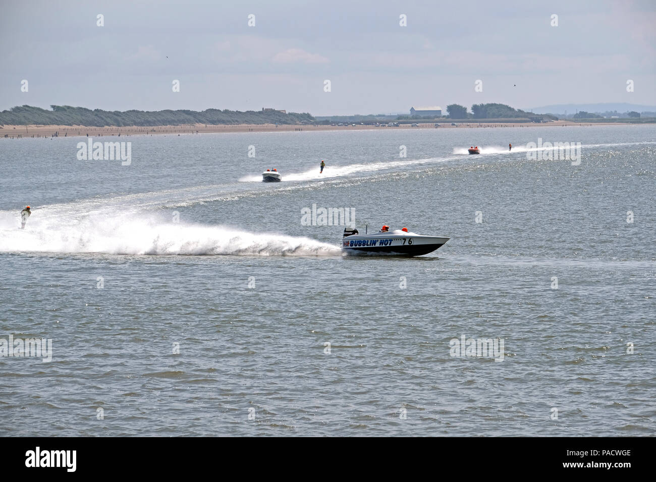 Weston-super-Mare, Royaume-Uni. 21 juillet, 2018. Waterskiers course autour de la baie. Cette formule régionale 2 course a été organisée par Weston Bay Club Nautique. Keith Ramsey/Alamy Live News Banque D'Images