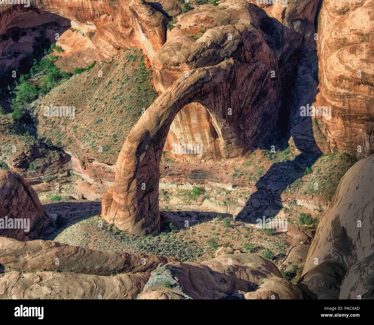 L'Utah, USA. 31 mai, 2018. Dans la région de Glen Canyon National Recreation Area, le sud de l'Utah, pont en arc-en-ciel est le plus grand pont naturel, d'une envergure de 234 pieds (71 m). Zone d'importance culturelle pour les tribus amérindiennes, le pont est désigné un bien culturel traditionnel par le National Park Service et est un Monument National. Credit : Arnold Drapkin/ZUMA/Alamy Fil Live News Banque D'Images