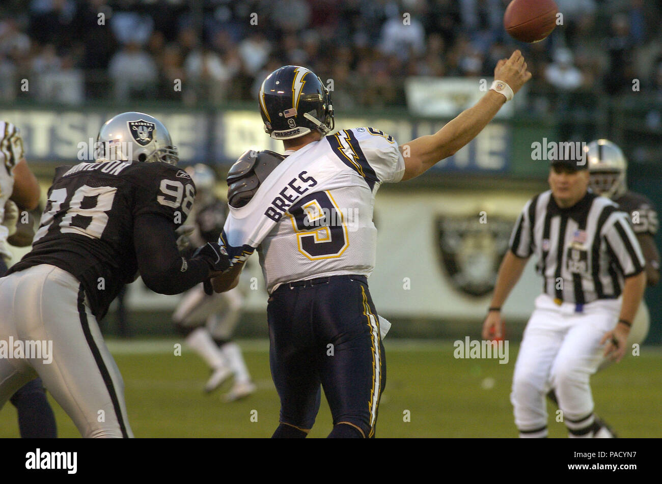 Oakland, Californie, USA. 21 Nov, 2004. Oakland Raiders défensive fin Bobby Hamilton (98) San Diego Chargers rushes quarterback Drew Brees (9) le dimanche 21 novembre 2004, à Oakland, Californie. Les chargeurs a défait les Raiders 23-17. Crédit : Al Golub/ZUMA/Alamy Fil Live News Banque D'Images