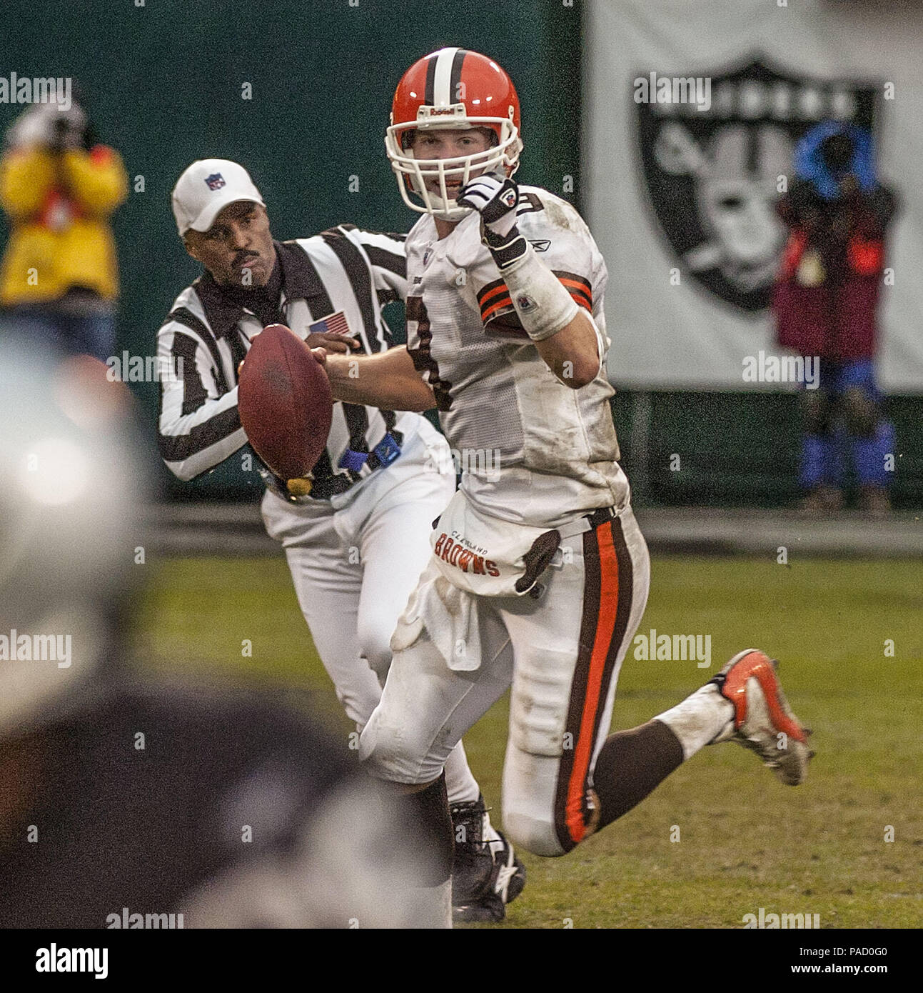 Oakland, Californie, USA. Dec 18, 2005. Cleveland Browns quarterback Charlie Frye (9) le dimanche, Décembre 18, 2005, dans la région de Oakland, Californie. Le Browns défait les Raiders 9-7. Crédit : Al Golub/ZUMA/Alamy Fil Live News Banque D'Images