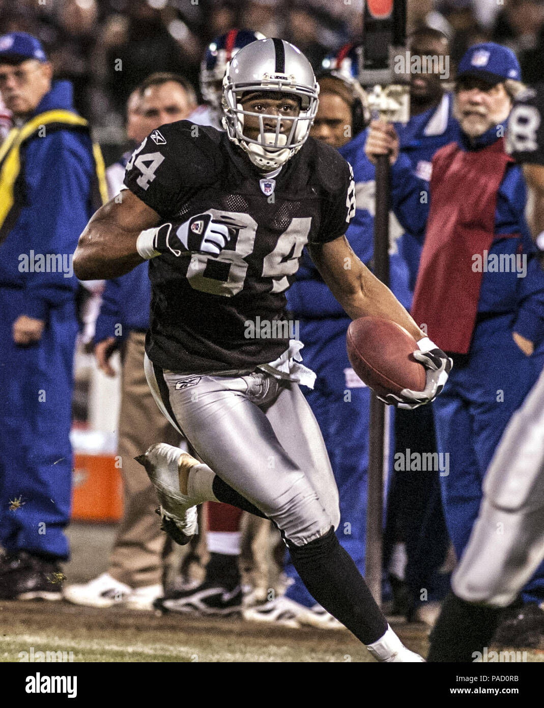 Oakland, Californie, USA. 31 Dec, 2005. Oakland Raiders le receveur Jerry Porter (84) le samedi, 31 décembre 2005, à Oakland, Californie. Les géants vaincus les Raiders 30-21. Crédit : Al Golub/ZUMA/Alamy Fil Live News Banque D'Images