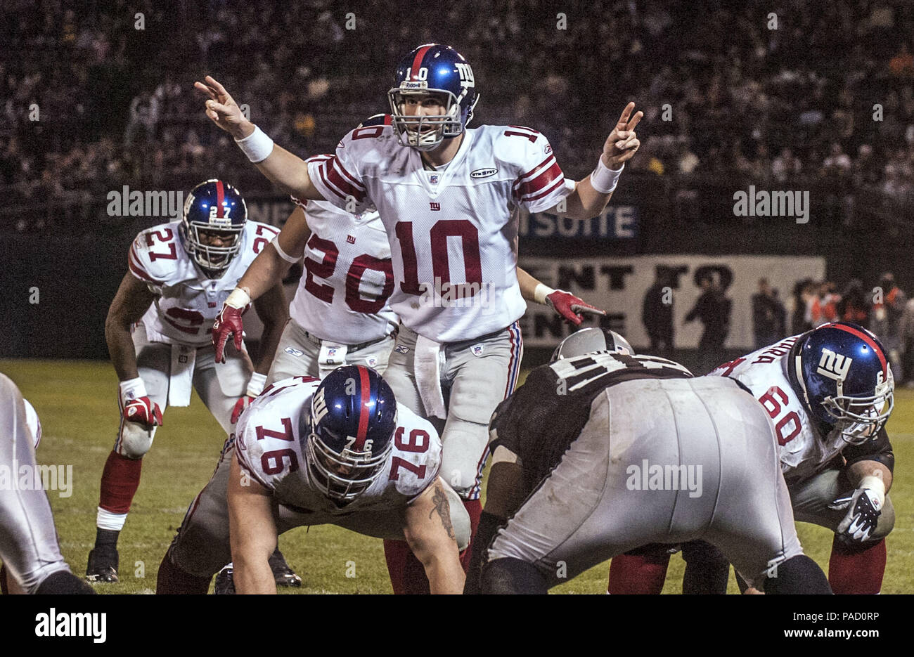 Oakland, Californie, USA. 31 Dec, 2005. New York Giants quarterback Eli Manning (10) le samedi, 31 décembre 2005, à Oakland, Californie. Les géants vaincus les Raiders 30-21. Crédit : Al Golub/ZUMA/Alamy Fil Live News Banque D'Images