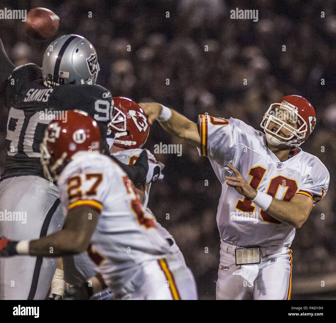 Oakland, Californie, USA. Dec 23, 2006. Kansas City Chiefs quarterback Trent Green (10) le samedi, 23 décembre 2006, à Oakland, Californie. Les chefs défait les Raiders 20-9. Crédit : Al Golub/ZUMA/Alamy Fil Live News Banque D'Images