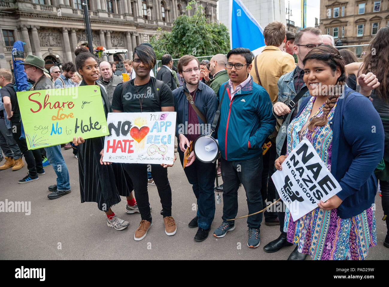 Glasgow, Renfrewshire, UK. 21 juillet, 2018. Vu les manifestants qui pose pour les médias locaux tout en maintenant des affiches pendant la manifestation.affrontements durant la manifestation entre les membres de l'ultra-droite écossais groupe Defense League (SDL) et les membres de divers groupes anti-fascisme, y compris Antifa, Ecosse sauvés de la police en dehors de l'affrontement. Crédit : Stewart Kirby/SOPA Images/ZUMA/Alamy Fil Live News Banque D'Images