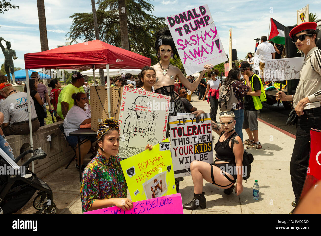 Los Angeles, USA. 21 juillet 2018. Les familles vont ensemble et la glace Mars (Immigration and Customs Enforcement protester à Los Angeles, Californie le 21 juillet 2018. Protesors holding signs au Rally polint à McArthur park. Malgré la fin des séparations familiales à des frontières américaines beaucoup d'enfants qui ont été enlevés à leurs parents ne sont toujours pas réunis avec leur famille. Crédit : Aydin Palabiyikoglu Palabiyikoglu Crédit : Aydin/Alamy Live News Banque D'Images