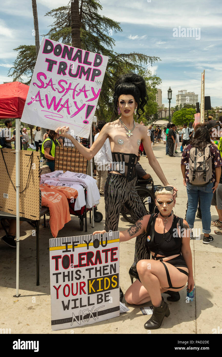 Los Angeles, USA. 21 juillet 2018. Les familles vont ensemble et la glace Mars (Immigration and Customs Enforcement protester à Los Angeles, Californie le 21 juillet 2018. Protesors holding signs au Rally polint à McArthur park. Malgré la fin des séparations familiales à des frontières américaines beaucoup d'enfants qui ont été enlevés à leurs parents ne sont toujours pas réunis avec leur famille. Crédit : Aydin Palabiyikoglu Palabiyikoglu Crédit : Aydin/Alamy Live News Banque D'Images