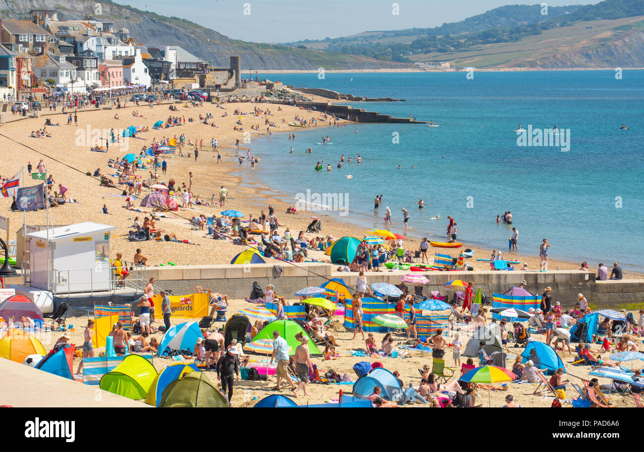 Lyme Regis, dans le Dorset, UK. 22 juillet 2018. Météo France : brulante du soleil et ciel bleu à Lyme Regis. Des foules de vacanciers et sunseekers affluent vers la plage de la station balnéaire de Lyme Regis sur le premier week-end des vacances scolaires. Credit : Celia McMahon/Alamy Live News Banque D'Images