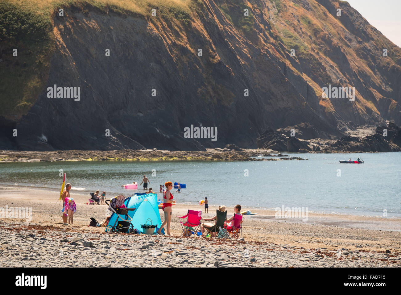 Clarach Bay, Pays de Galles, Royaume-Uni, Dimanche 22 Juillet 2018 Royaume-Uni Météo : les personnes bénéficiant eux-mêmes sur la plage à Clarach Bay près de Aberystwyth, sur un dimanche après-midi ensoleillé dans l'ouest du pays de Galles. Le Royaume-Uni continue, sans vague répit des temps très sec et les températures devraient dépasser les 30°C, avant la fin de la semaine crédit photo : Keith Morris / Alamy Live News Banque D'Images