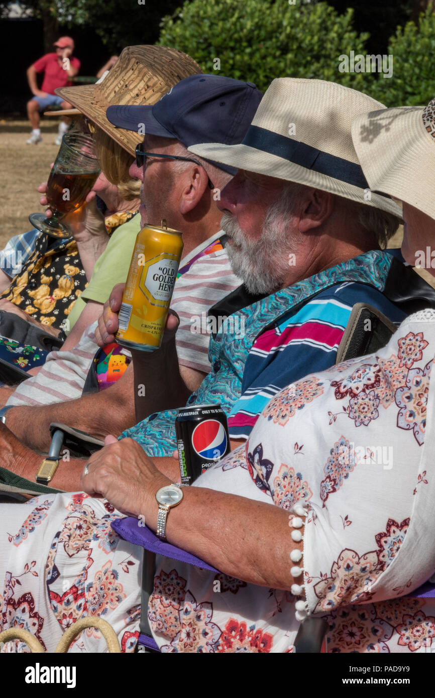 L'île de Wight, Royaume-Uni. 22 juillet 2018. Highland Gathering au soleil, Cowes, île de Wight. La canicule continue avec des températures de plus de 30 degrés à la Highland Gathering à Northwood park à Cowes sur l'île de Wight. Fanfares et Pipes and Drums en essayant de rester cool dans le temps chaud et les températures élevées. Les personnes qui boivent et wearing sun hait que l'efforcer de rester au frais à l'ombre. Pas le jour pour avoir à porter un lourd uniforme. Crédit : Steve Hawkins Photography/Alamy Live News Banque D'Images