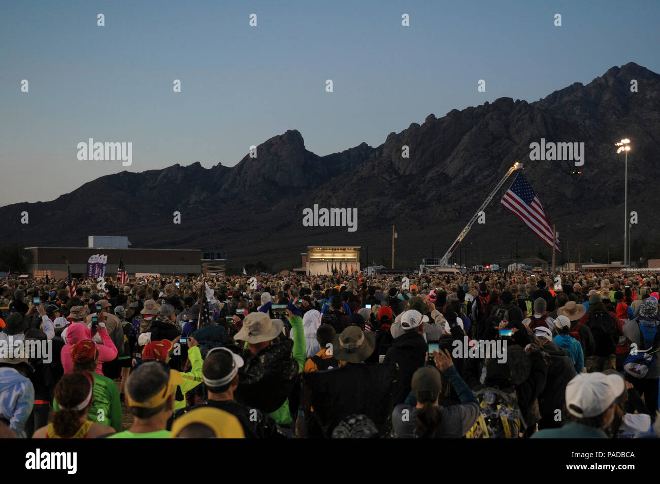 Plus de 6 600 militaires, civils, les bénévoles et les anciens combattants se réunissent pour rendre hommage aux survivants de la Seconde Guerre mondiale avant le début de la marche de la mort de Bataan Memorial 2016 à White Sands Missile Range, N.M., 20 mars 2016. Deux équipes à partir de la Base aérienne de Little Rock, Ark., a participé cette année à la memorial march. (U.S. Air Force photo/Brexel Senior Airman Harry) Banque D'Images