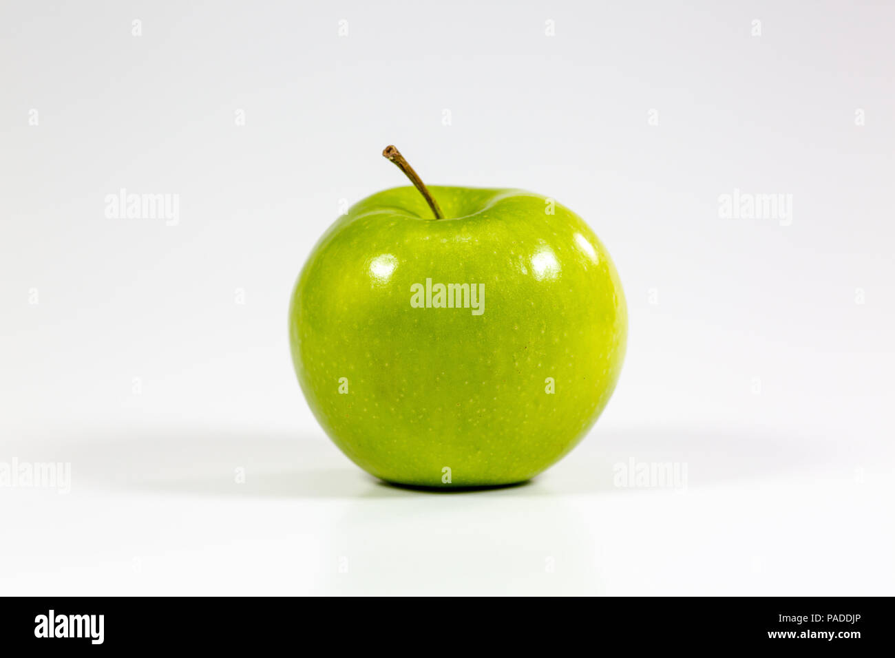 Seul apple vert savoureux sur un comptoir de cuisine Banque D'Images