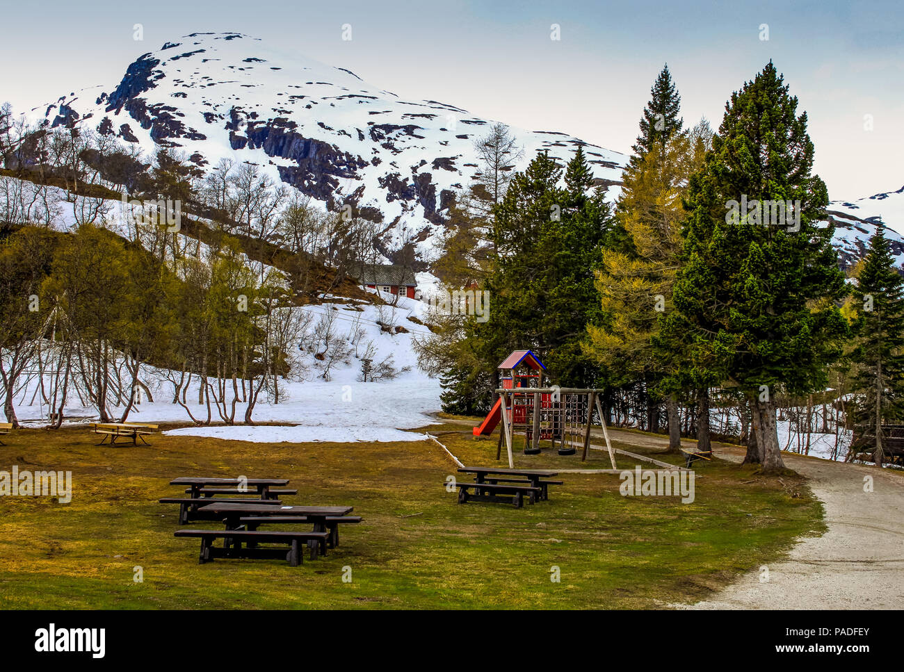Parc de jeu et de pique-niquer en dessous d'une colline couverte de neige image avec l'espace de copie au format paysage Banque D'Images