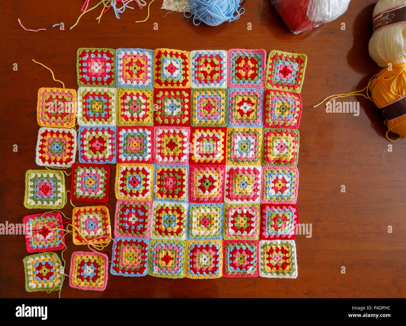 Granny Square De Couleur Vive Couverture Bebe Laine Fait Main Crochet Traditionnel De L Artisanat Accueil Photo Stock Alamy