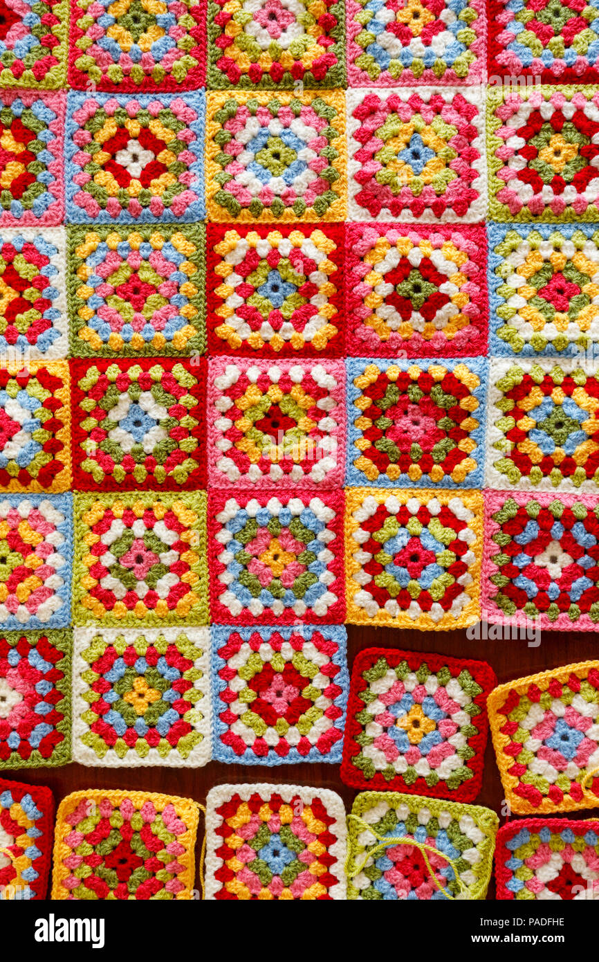 Granny Square De Couleur Vive Couverture Bebe Laine Fait Main Crochet Traditionnel De L Artisanat Accueil Photo Stock Alamy