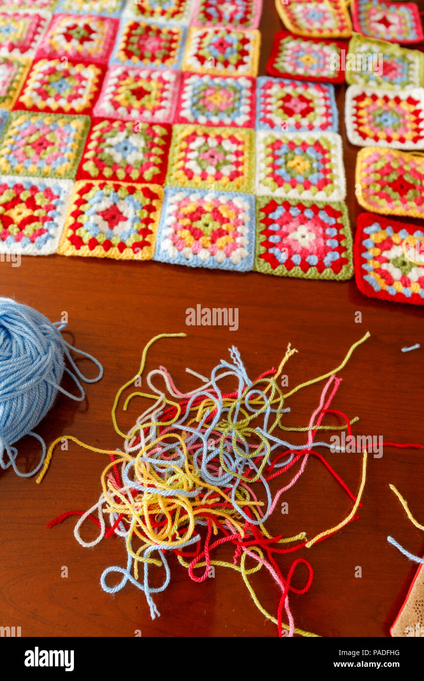 Granny Square De Couleur Vive Couverture Bebe Laine Fait Main Crochet Traditionnel Accueil Artisanat Avec La Balle De Laine Bleu Et Les Threads Photo Stock Alamy