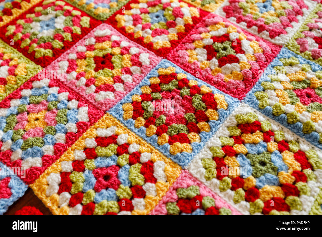 Granny Square De Couleur Vive Couverture Bebe Laine Fait Main Crochet Traditionnel De L Artisanat Accueil Photo Stock Alamy