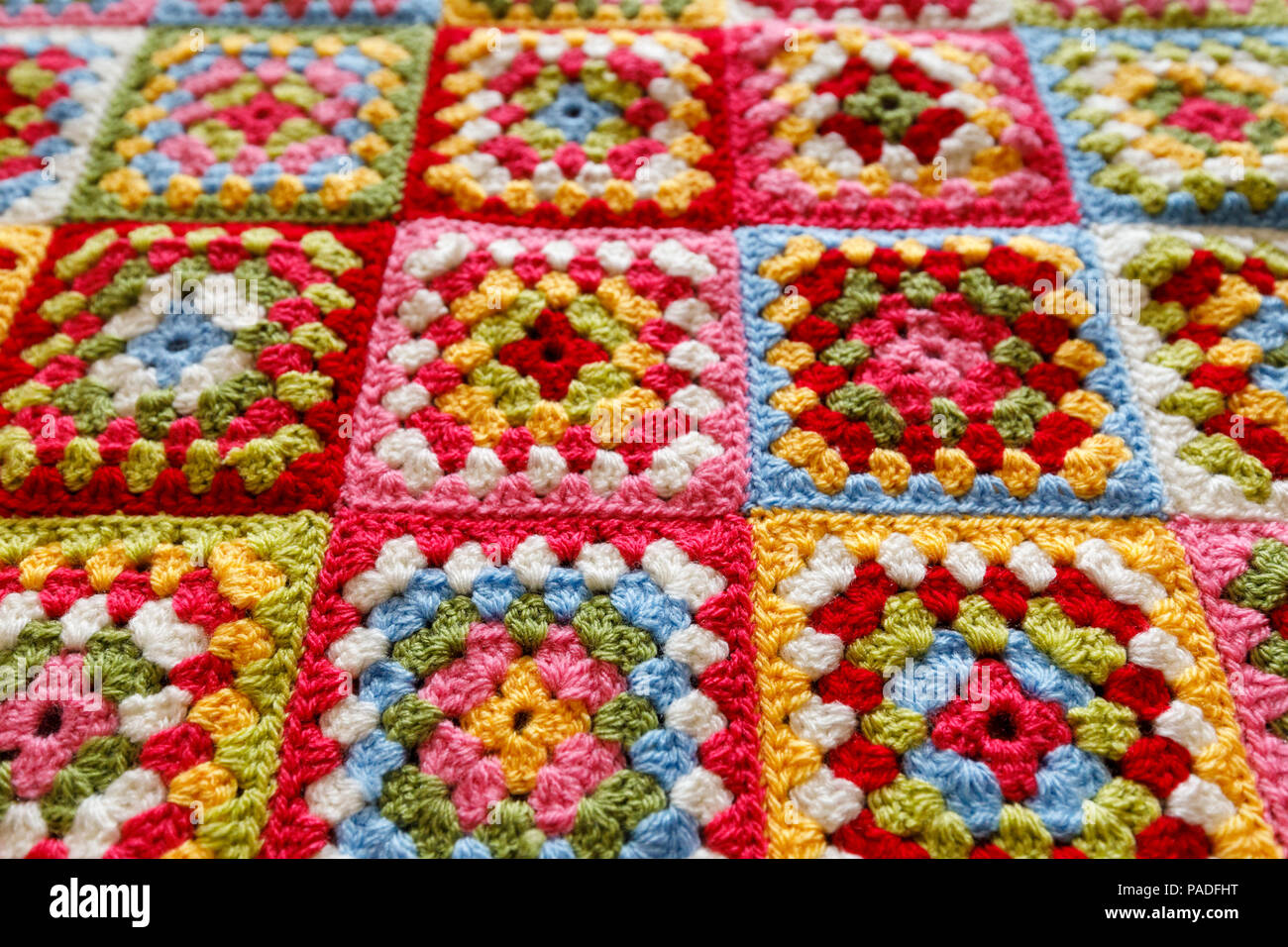 Granny Square De Couleur Vive Couverture Bebe Laine Fait Main Crochet Traditionnel De L Artisanat Accueil Photo Stock Alamy Granny Square De Couleur Vive Couverture Bebe Laine Fait Main Crochet Traditionnel De L Artisanat Accueil Photo Stock Alamy