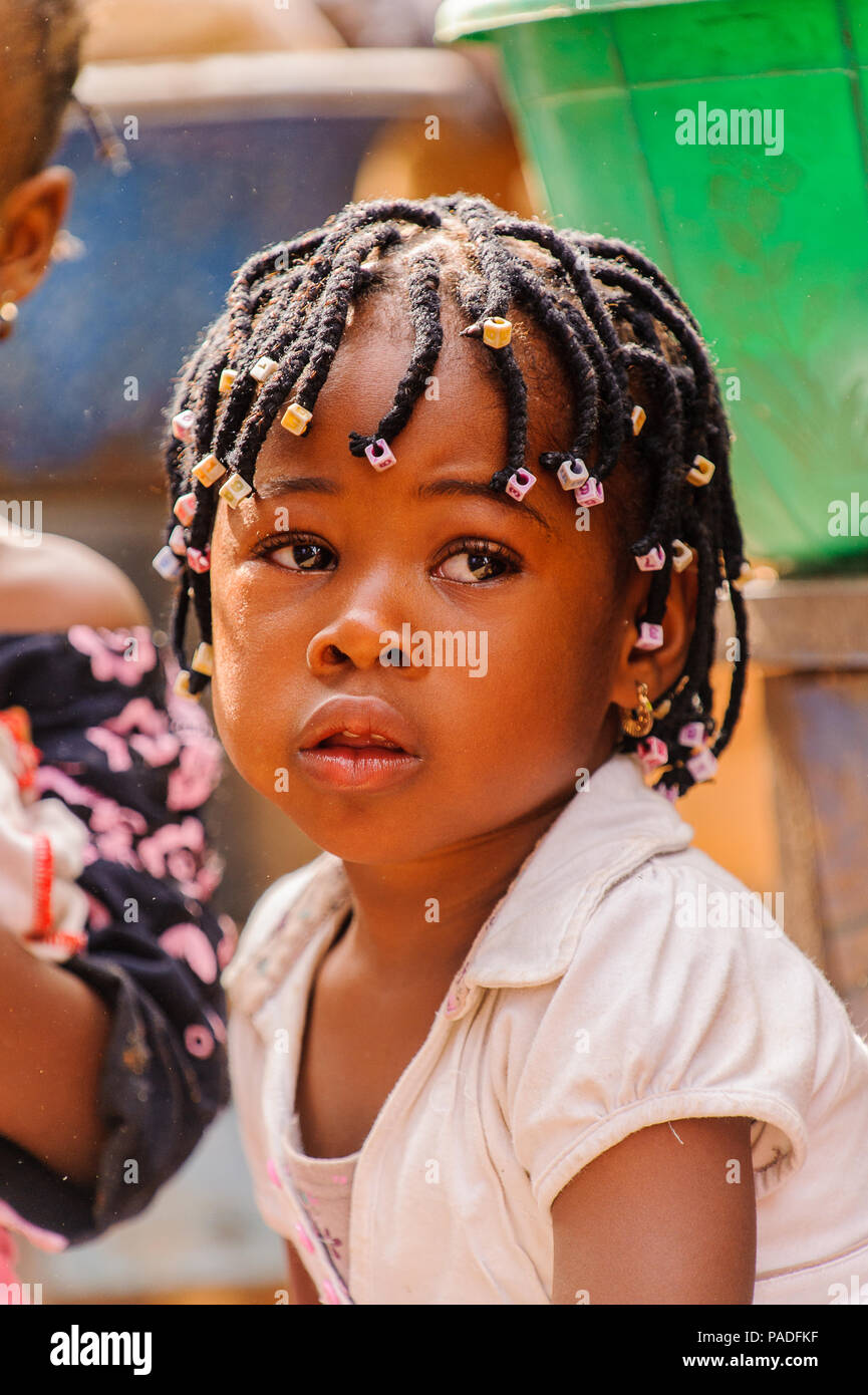 ACCRA, GHANA - mars 4, 2012 : belle fille ghanéenne non identifiés avec des tresses dans la rue au Ghana. Les enfants souffrent de la pauvreté du Ghana en raison Banque D'Images