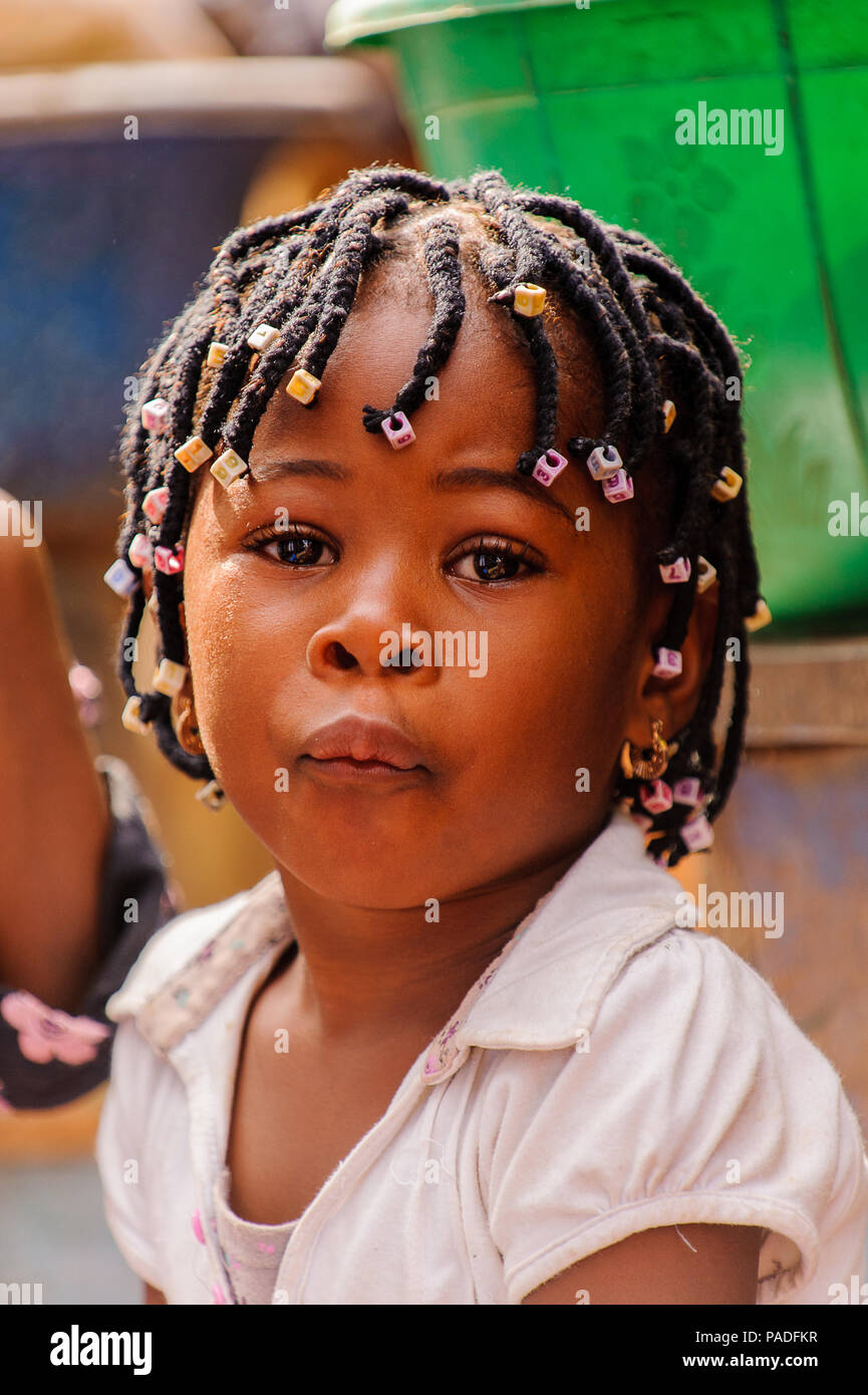 ACCRA, GHANA - mars 4, 2012 : belle fille ghanéenne non identifiés avec des tresses dans la rue au Ghana. Les enfants souffrent de la pauvreté du Ghana en raison Banque D'Images