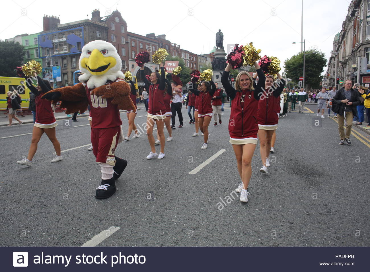 Cheerleaders à Dublin l'Irlande participent à un défilé devant un match de football américain Banque D'Images