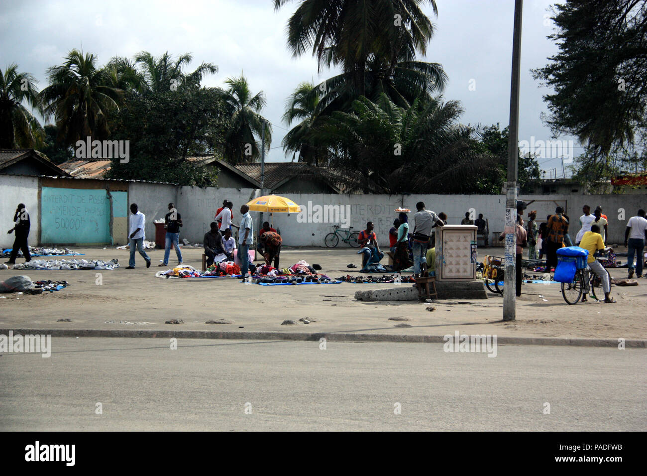 Les gens à l'aide d'un vide l'immobilier pour vendre des choses sur une sorte de marché à Abidjan, Côte d'Ivoire Banque D'Images