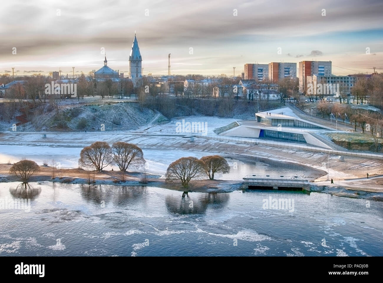 Narva. L'Estonie. Vue de la ville avec une plage sur la rivière Narova et cathédrale Luthérienne Alexandre Banque D'Images