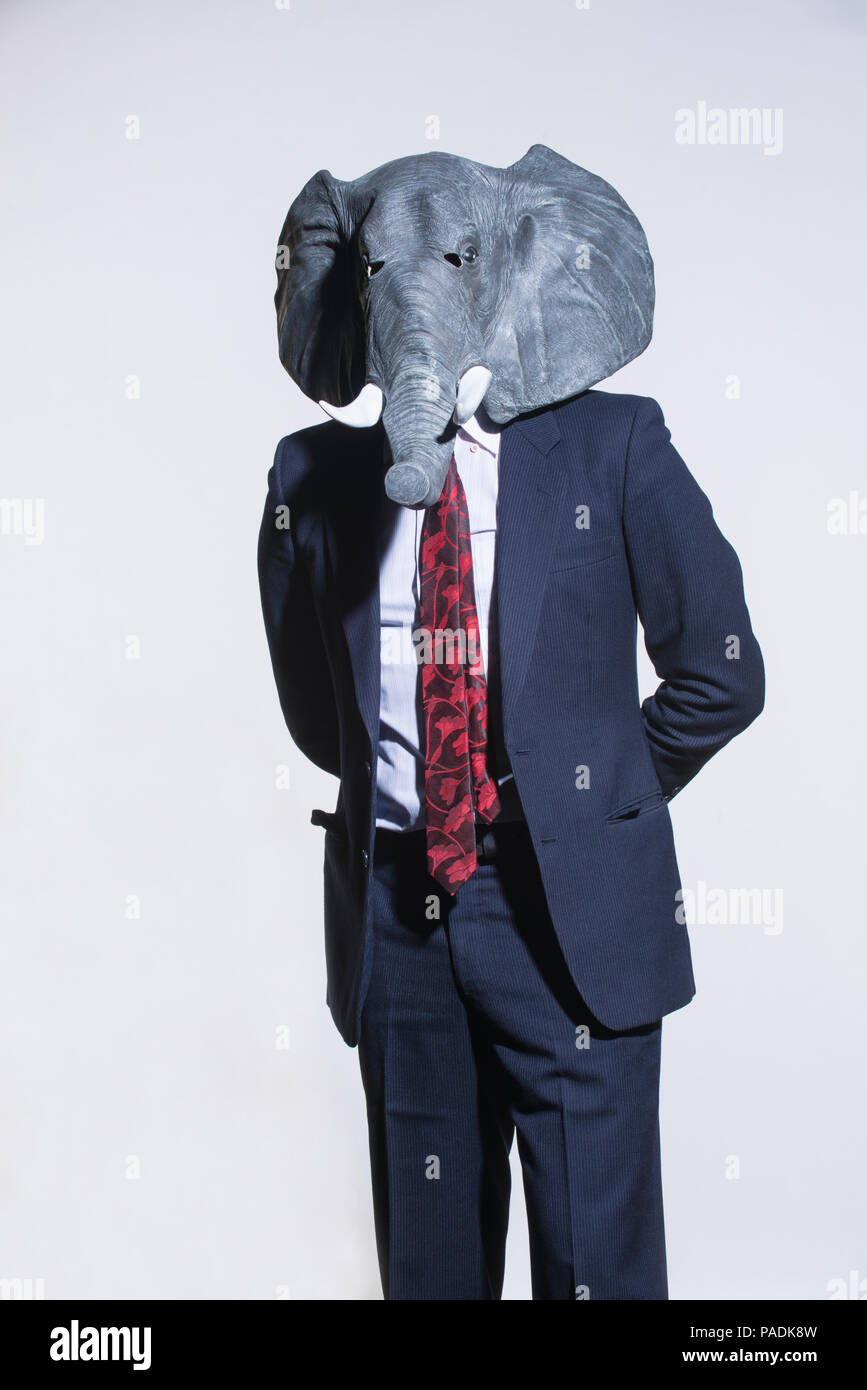 Un homme en costume et un masque du0027éléphant sur un fond clair 