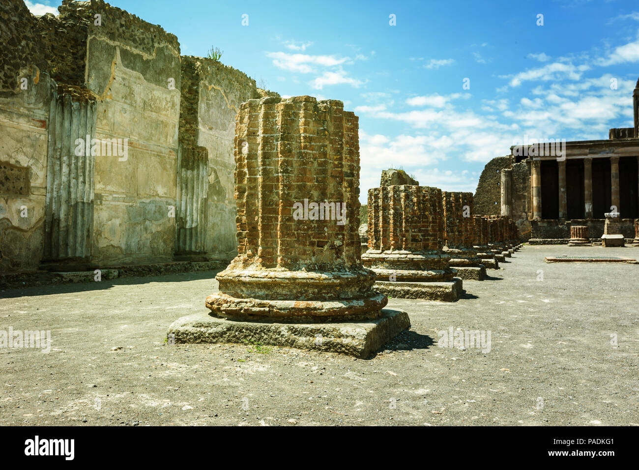 D'anciennes ruines de Pompéi - Colonnade en cour de Domus Pompei dans Via della Abbondanza, Naples, Italie. Banque D'Images