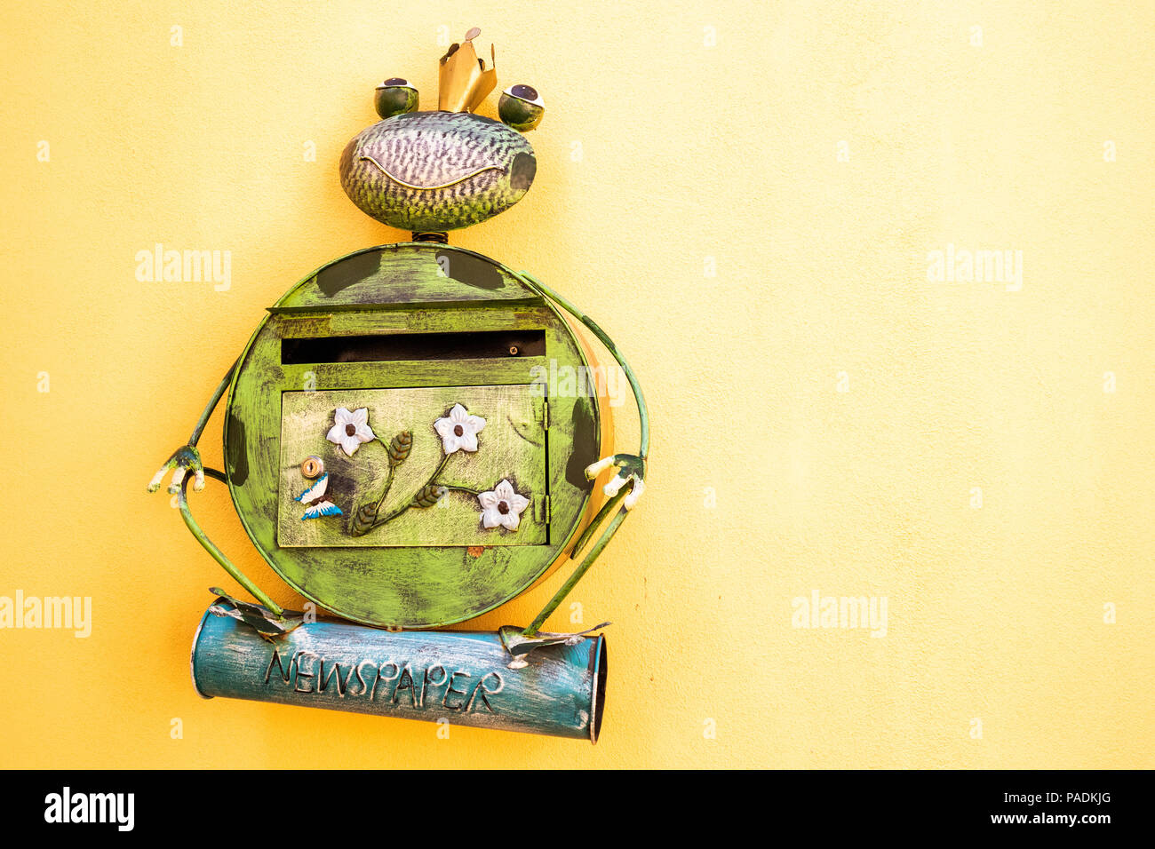 Boîte aux lettres drôles ressemble à une grenouille sur le mur de la maison en Suisse Banque D'Images