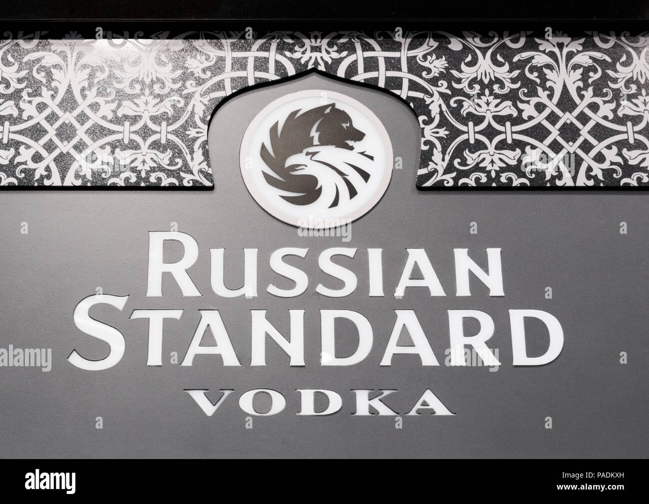 AMSTERDAM, Pays-Bas - 18 juillet 2018 : Billboard de Russian Standard vodka dans une boutique hors taxes. Banque D'Images