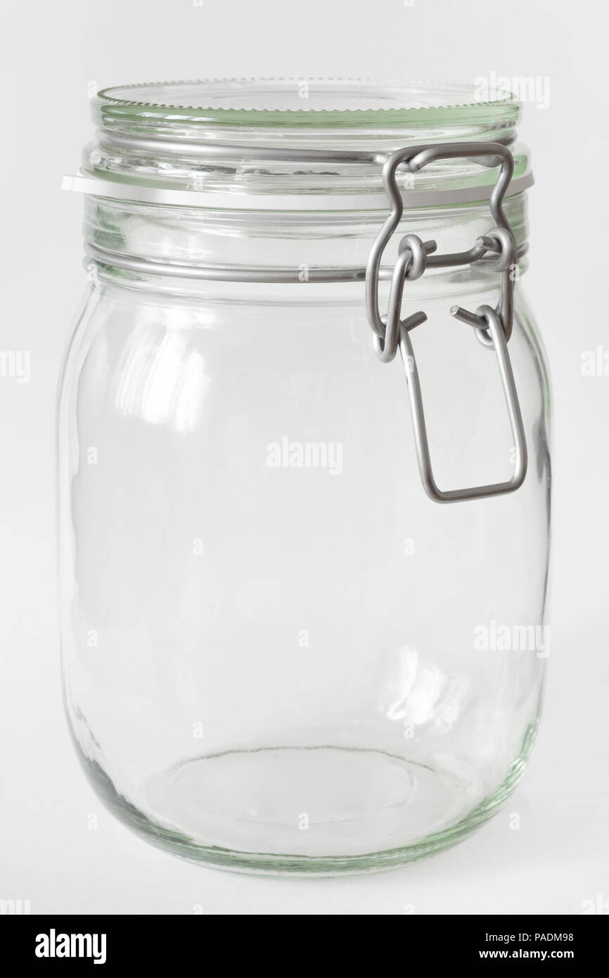 Pot en verre avec couvercle isolated on white Banque D'Images