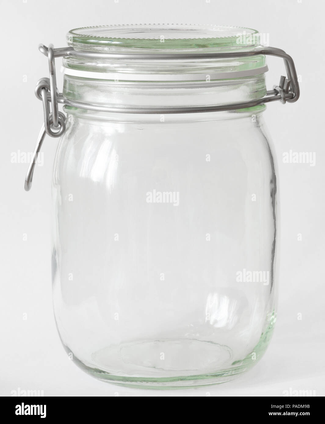 Pot en verre avec couvercle isolated on white Banque D'Images