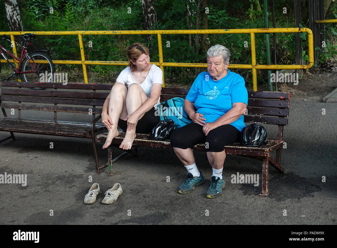 Deux femmes motards sur le quai de la gare attendent le train, petite communication intergénérationnelle, République tchèque assise sur le banc Banque D'Images