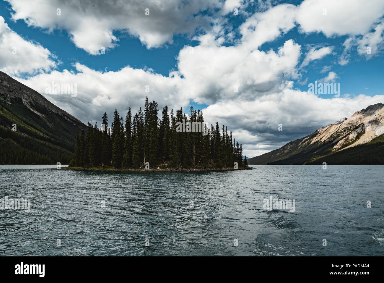 Grand Panorama des sommets environnants au lac Maligne, parc national Jasper. Banque D'Images