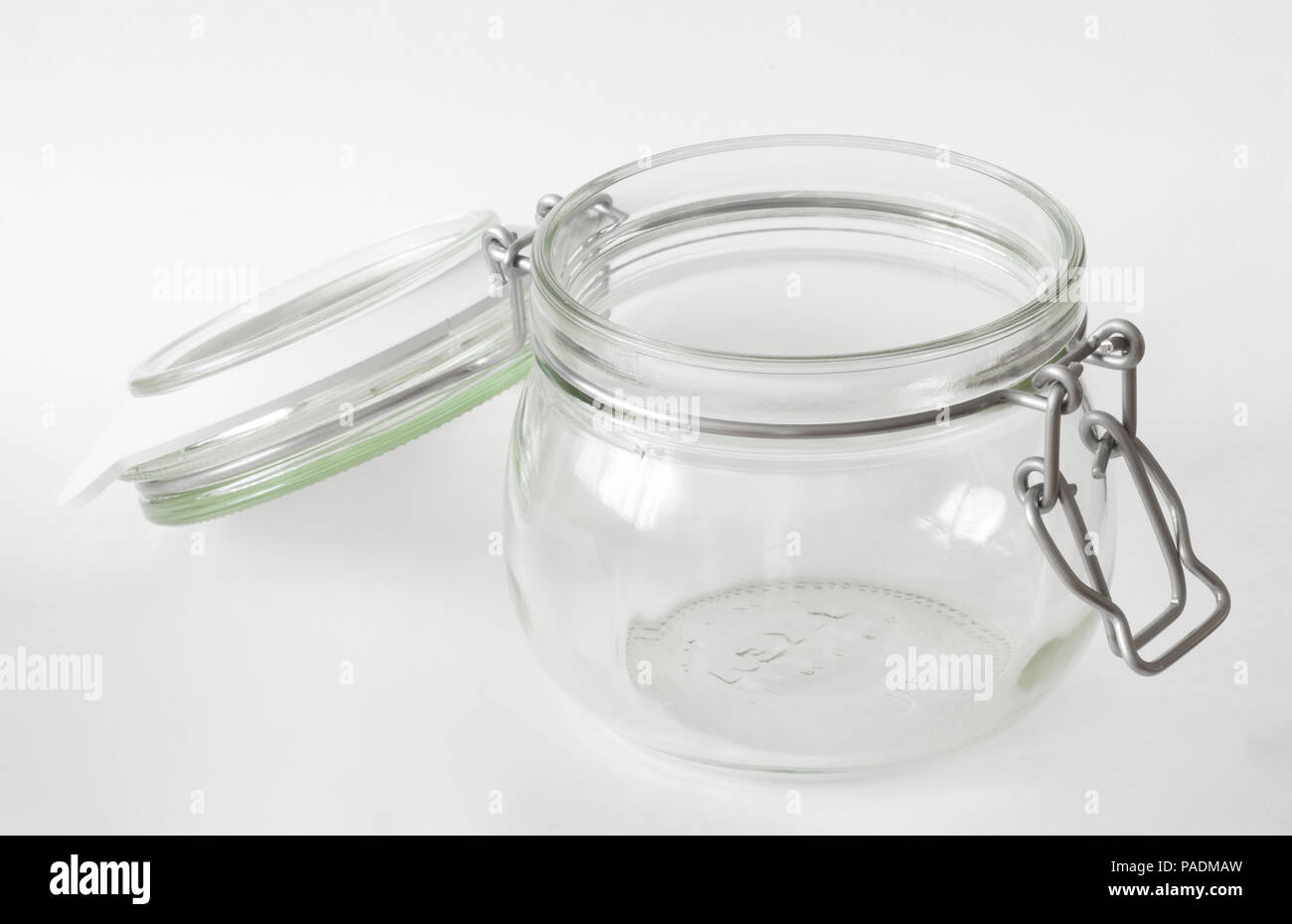 Pot en verre avec couvercle ouvert isolated on white Banque D'Images