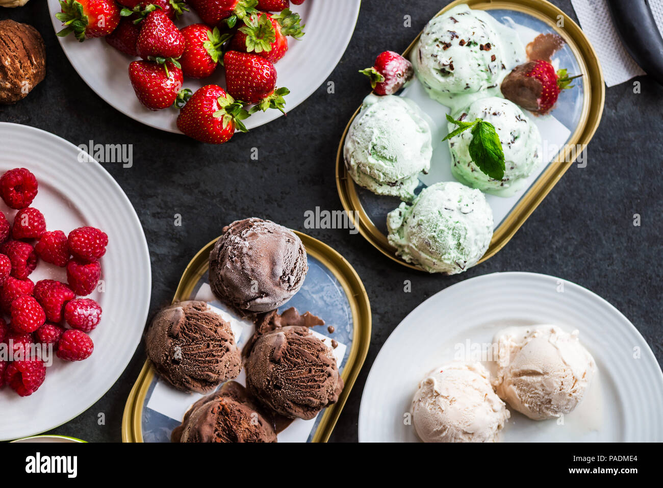 Sélection de différentes boules de glace tels que la menthe, Chocolat et Fraise sur en arrière-plan, Vue de dessus Banque D'Images