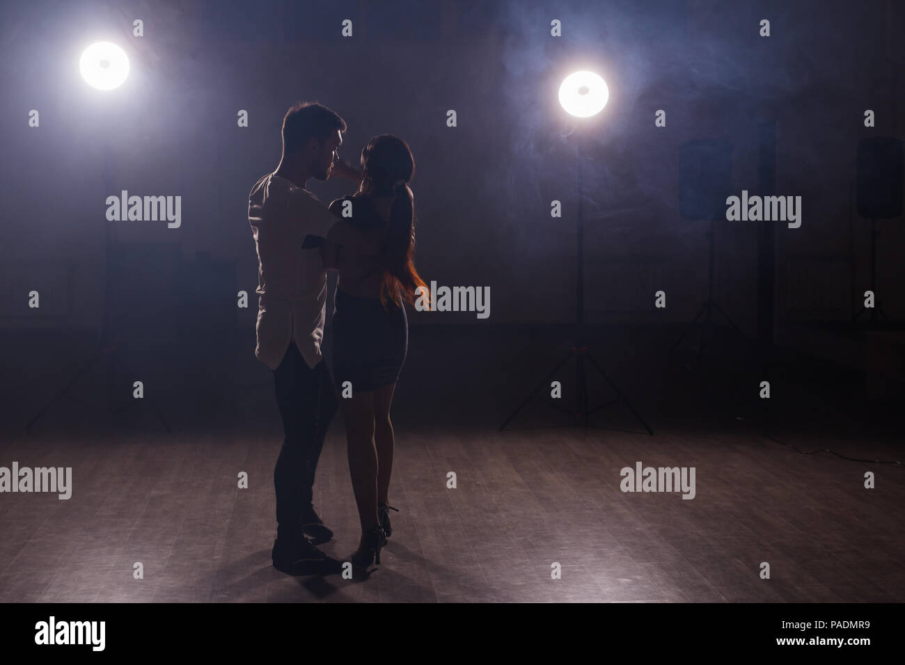 Adultes heureux actif dancing bachata ensemble en classe de danse Banque D'Images