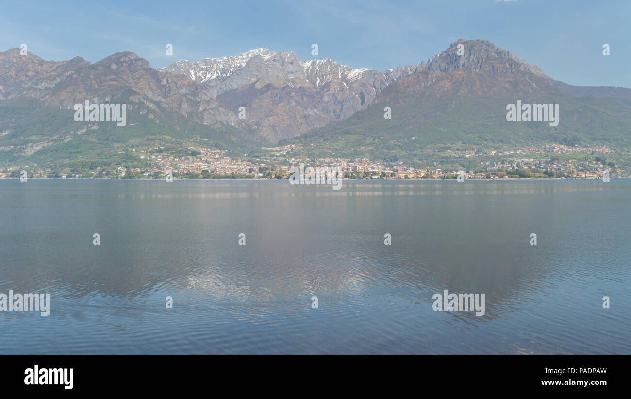 Vue sur le lac de Côme en Italie avec la ville et les montagnes en arrière-plan Banque D'Images