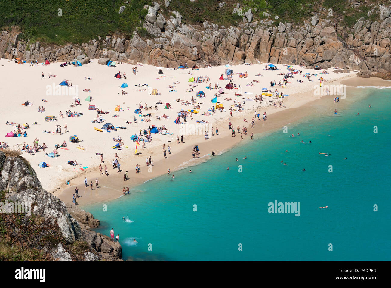 Vacances d'été, plage de porthcurno, Cornwall, Angleterre, Grande-Bretagne, Royaume-Uni. Banque D'Images