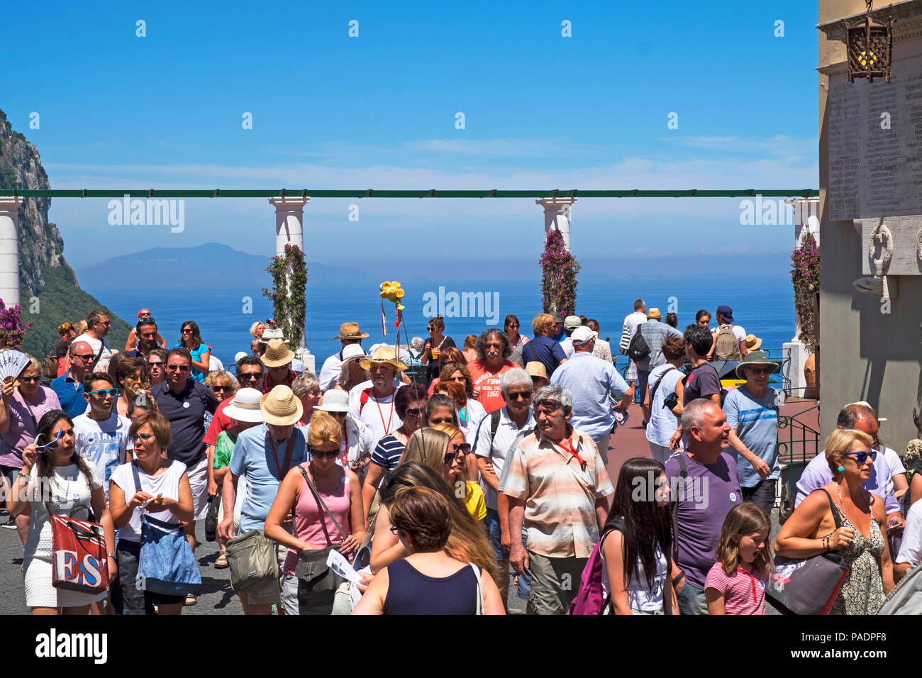 Des foules de touristes visiteurs sur le ilsand de Capri, Italie. Banque D'Images