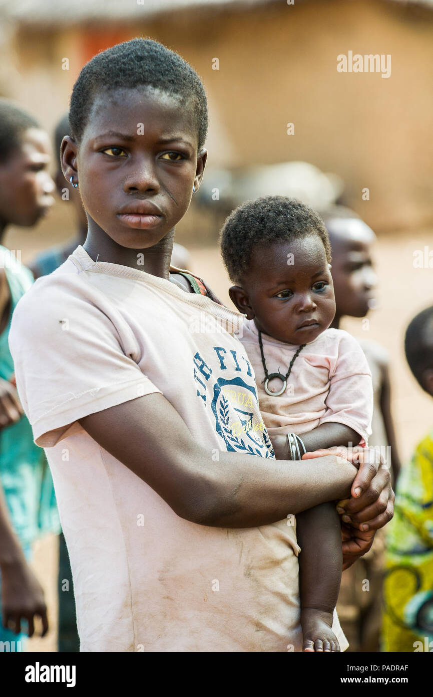 ACCRA, GHANA - 6 mars 2012 : femme ghanéenne non identifié avec son petit bébé dans la rue au Ghana. Les enfants souffrent de la pauvreté du Ghana en raison de la Banque D'Images