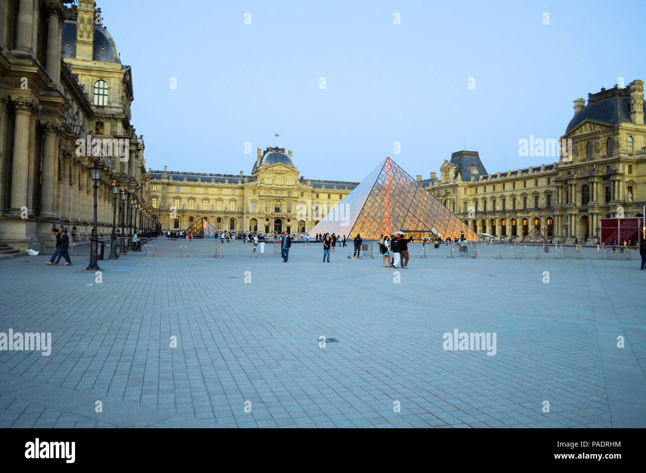 Pyramide dans la cour du musée du Louvre à Paris, France, conçue par I.M. Pei. Banque D'Images