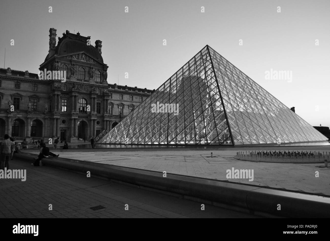 Pyramide du Louvre à Paris, France, conçu par I.M. L'î. Banque D'Images