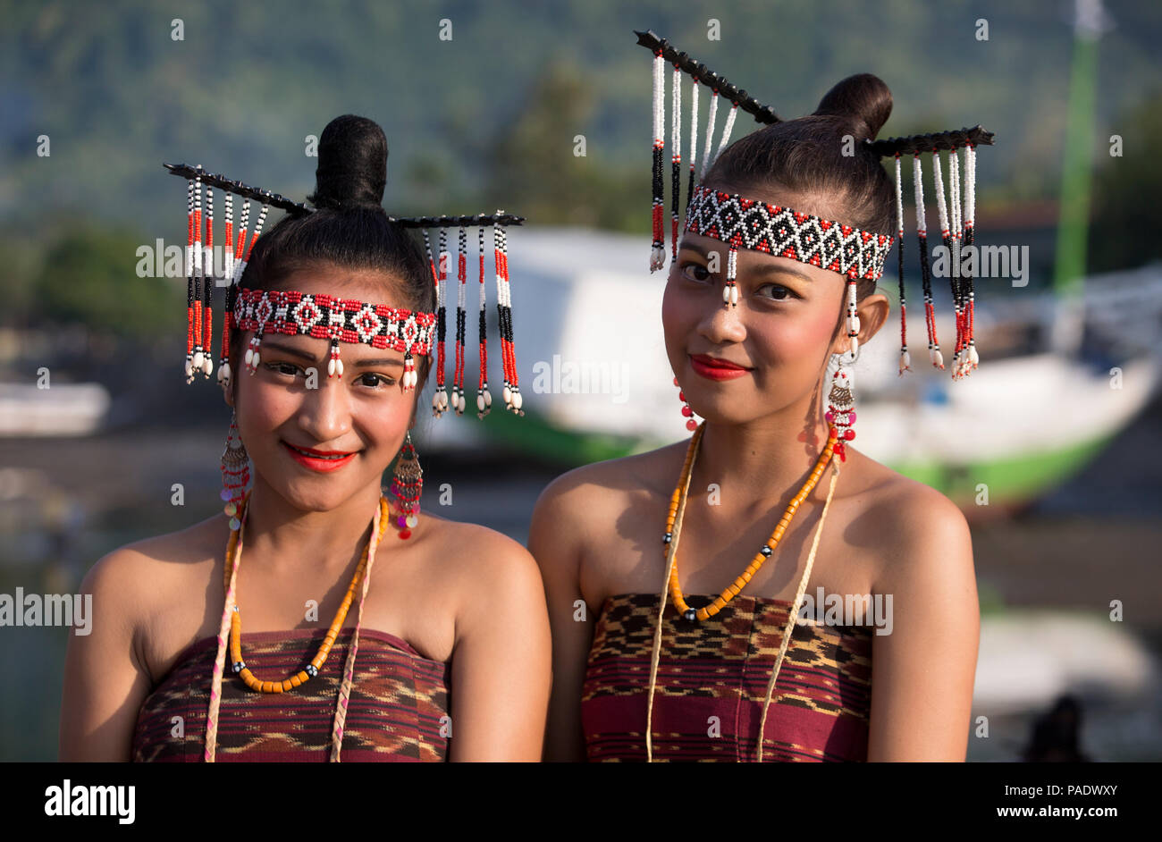 Deux jeunes femmes de Kalabahi en costume traditionnel Banque D'Images