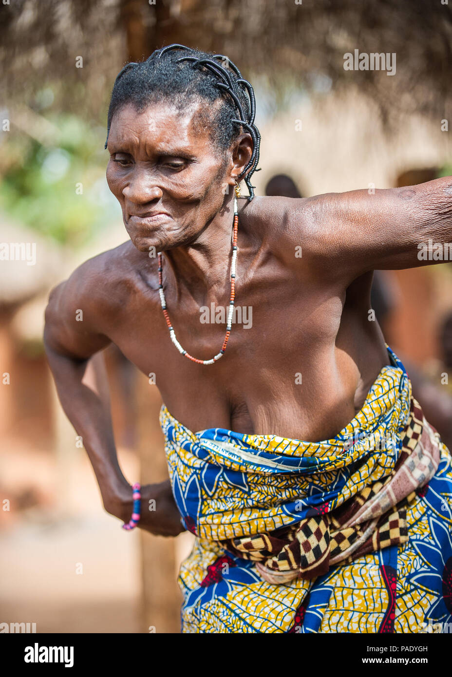 KARA, TOGO - MAR 11, 2012 : le Réseau non identifié femme en costume traditionnel danse le vaudou religieux de la danse. Le Vaudou est la religion de l'Afrique de l'Ouest Banque D'Images