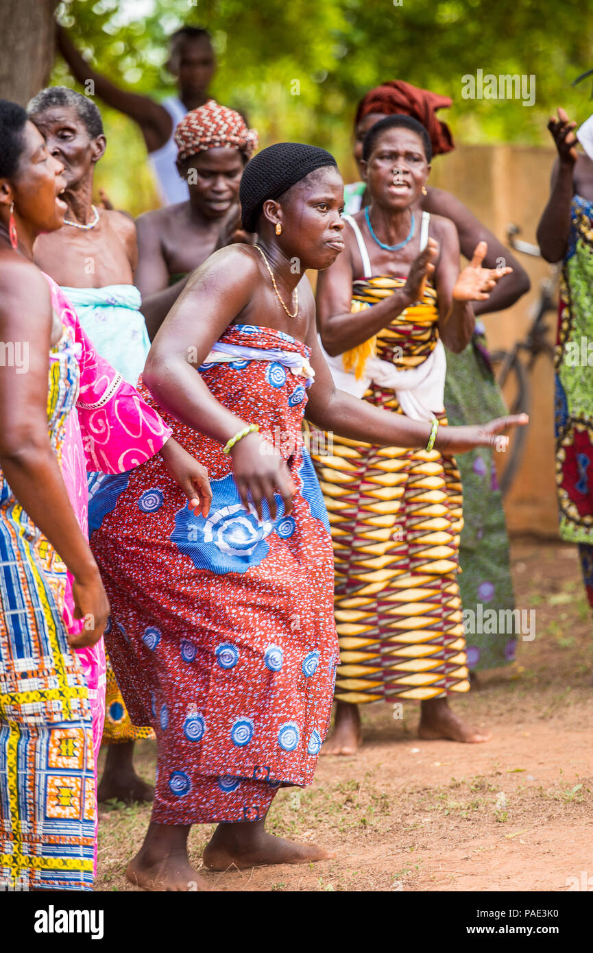 KARA, TOGO - Mar 9, 2013 : femme togolaise non identifiés en vêtements  traditionnels danses dans la rue. Les gens souffrent de la pauvreté au Togo  en raison de l'unstabl Photo Stock - Alamy