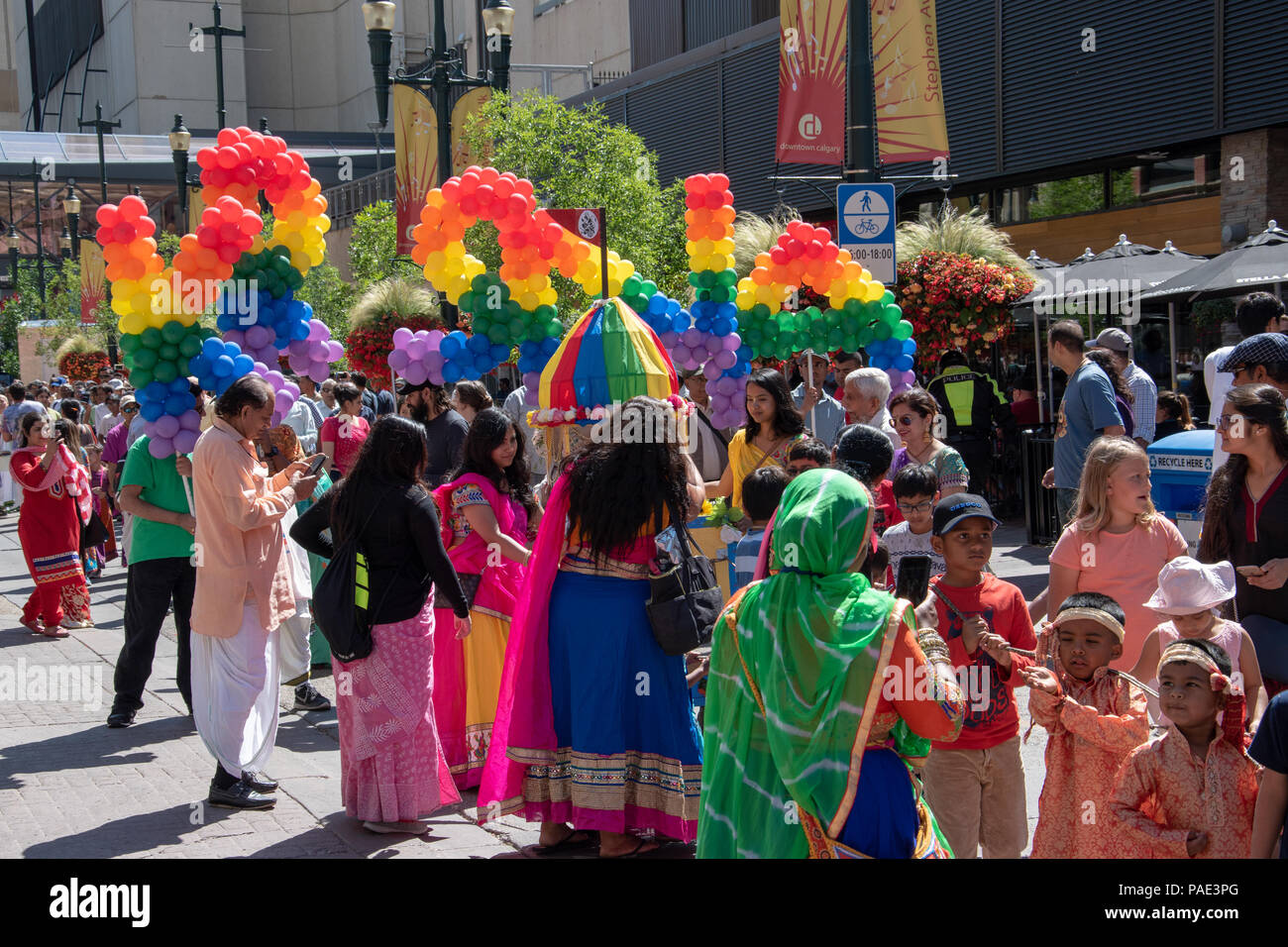 Ratha Yatra Procession sur l'avenue Stephen, le centre-ville de Calgary, Alberta, Canada. Banque D'Images