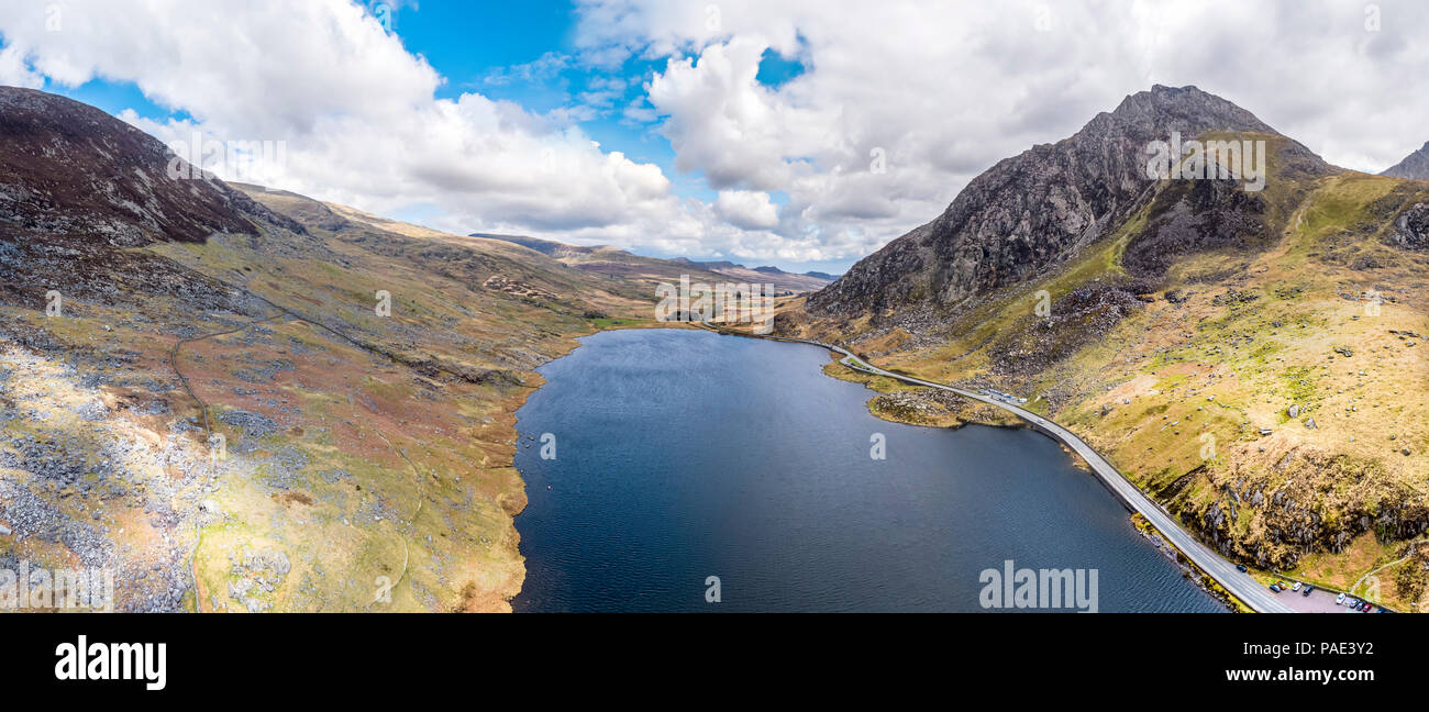 Vue aérienne de la vallée de l'Ogwen avec Llyn Ogwen, Gwynedd, Snowdonia dans le Nord du Pays de Galles, UK - Grande-Bretagne, l'Europe. Banque D'Images