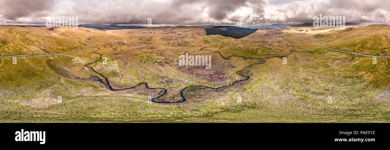 Vue aérienne de la B4391 à travers la lande et les montagnes de Snowdonia, Pays de Galles - France Banque D'Images